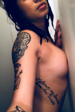 Je bosse de nuit, je dors mal le jour Alix - rencontre-Milf-Angers