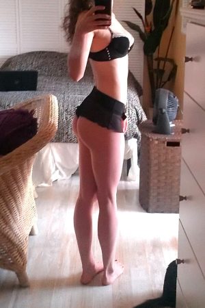 Timide mais audacieuse Elisa - rencontre-Milf-Versailles
