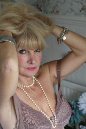 Seule au mariage, besoin de chaleur Clara - rencontre-Cougar-Bordeaux